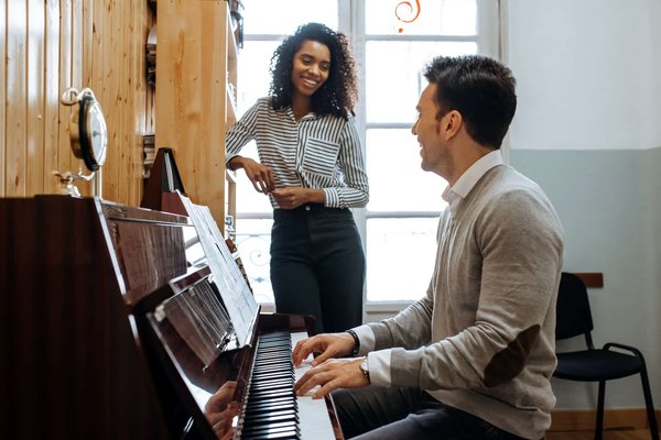 Comment apprendre à jouer rapidement du piano à l'aide de partitions adaptées?