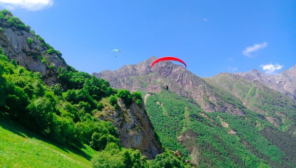 Pourquoi y a-t-il autant de parapente à Annecy ?