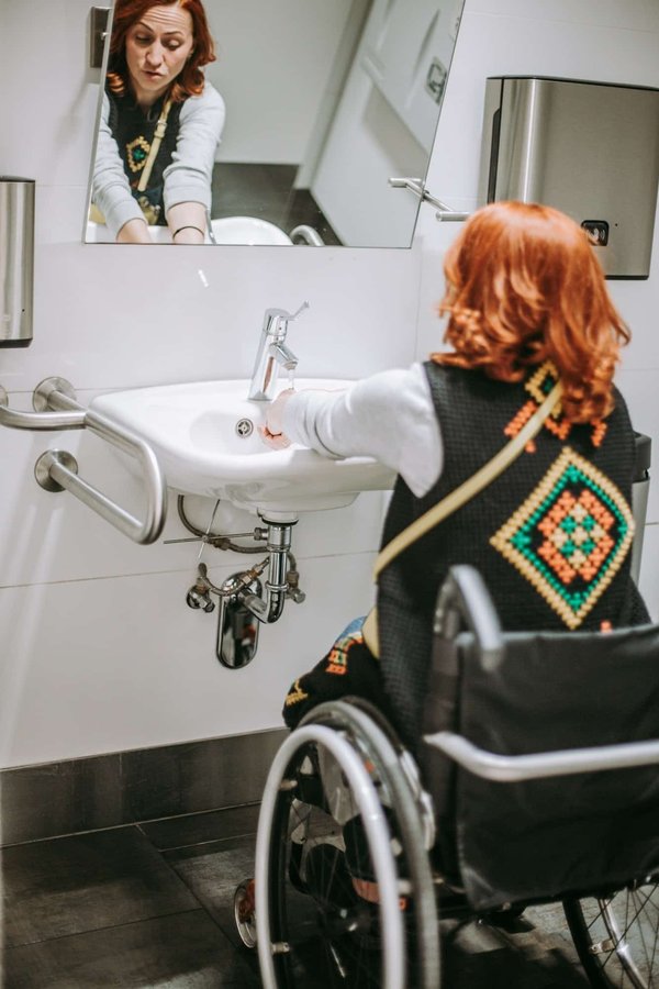 Solutions de sécurité et de confort dans la salle de bain pour les personnes à mobilité réduite