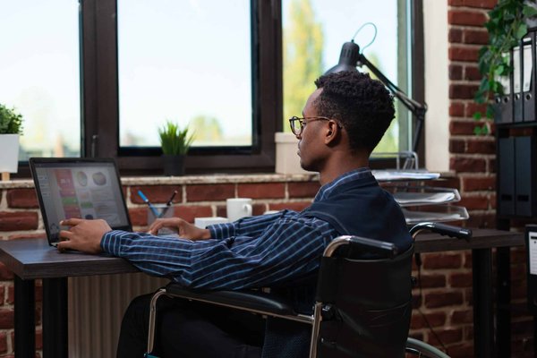 Tissu aérien et acrobatie en suspension pour une performance époustouflante