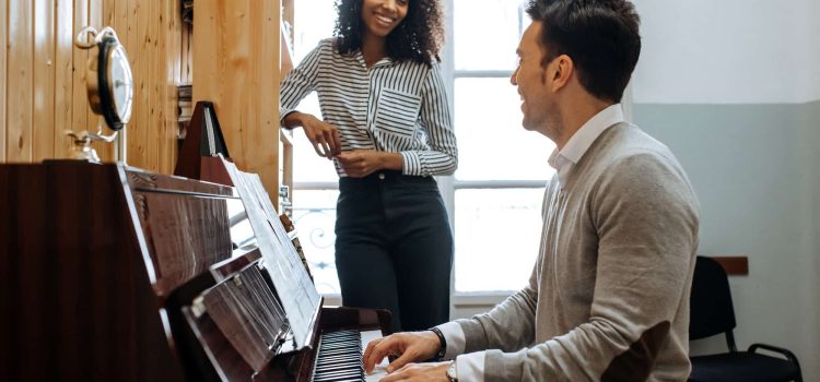 Comment apprendre à jouer rapidement du piano à l’aide de partitions adaptées?