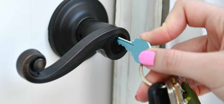 Comment réagir rapidement lorsque votre porte se referme brusquement sans clé ?